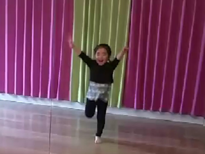 ほっとひと息、ちびっ子ダンサーの写真