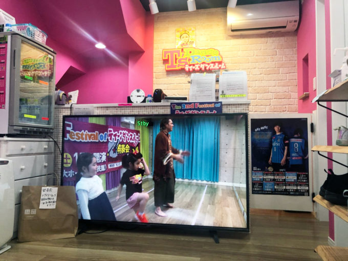 【楽屋充実】4K業務用カメラと大型モニター【常に全力】の写真