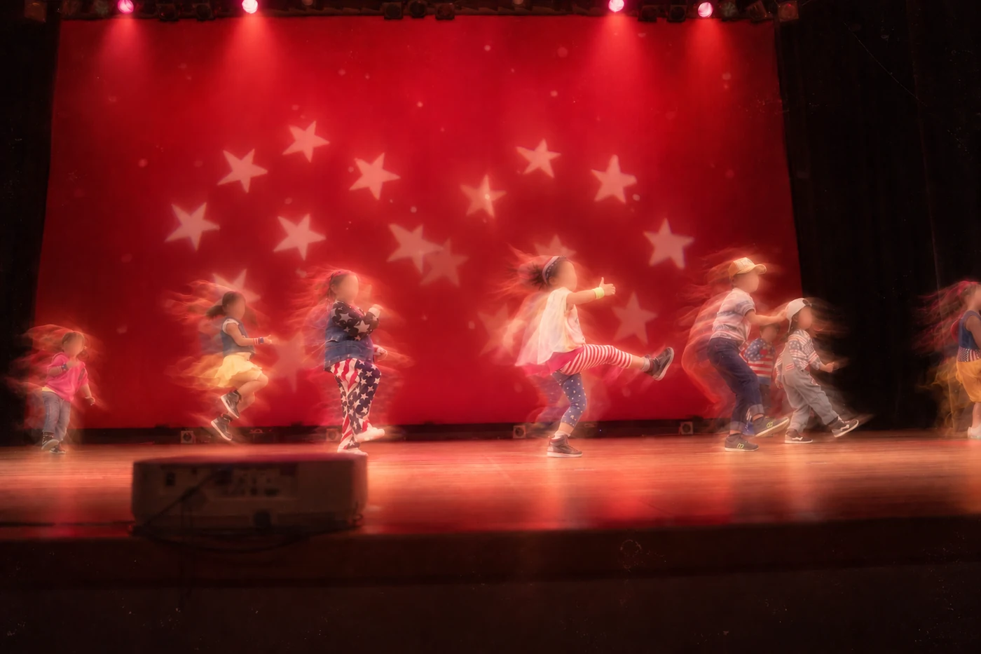 第1回・2019年。赤い星空の前で、キッズの群舞。