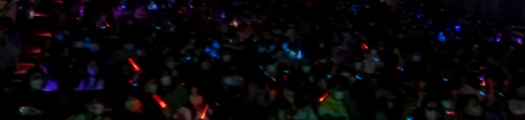 第4回・2022年。舞台の正面から見た客席。奥まで光が揺れる。