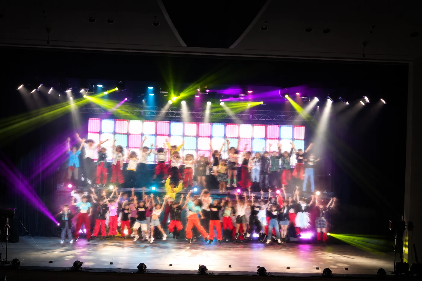 第6回・2024年。山台とLEDパネル。二段に広がった出演者と光の柱。