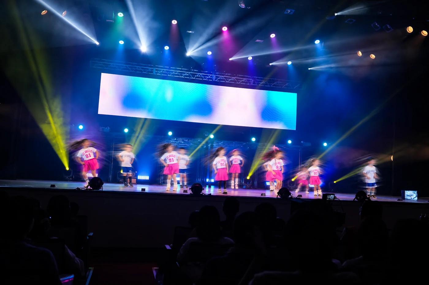 第6回・2024年。LEDモニターの下、黄色い光の柱の中にキッズが並ぶ。