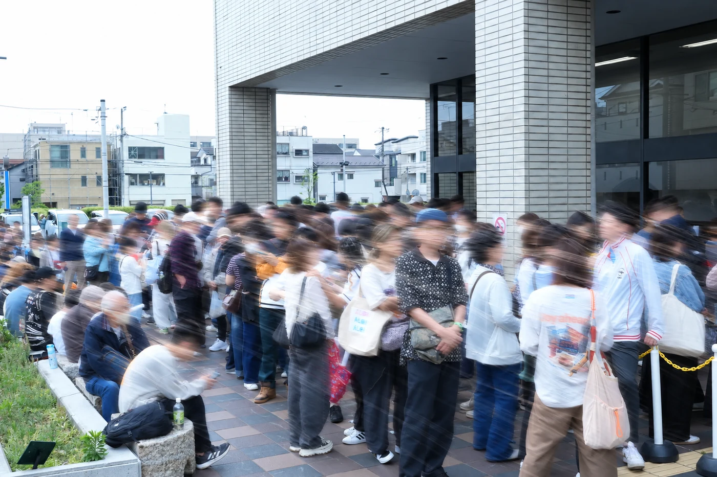 第8回・2026年。会場の外で、入場を待つ皆様。
