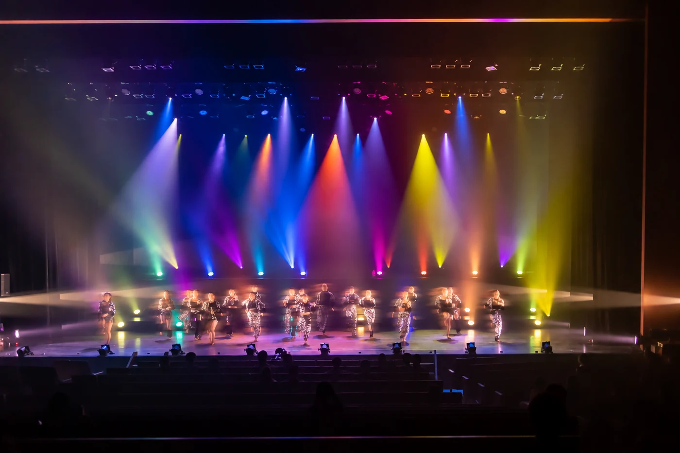 外部公演FINAL LEGEND様。色とりどりの光の柱が立つ舞台。