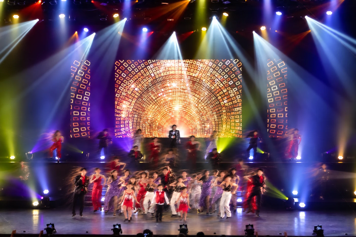 外部公演FINAL LEGEND様。大きな映像と台組み、その前に広がる出演者。
