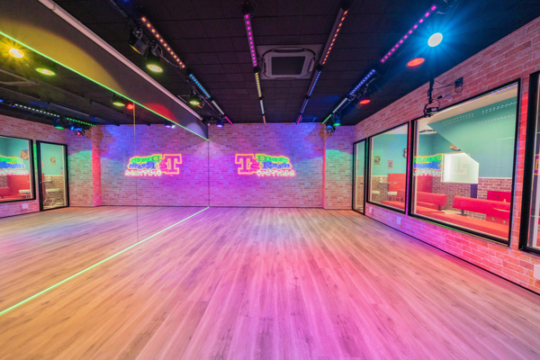 川崎市鹿島田商店街「ティーズダンスルーム」