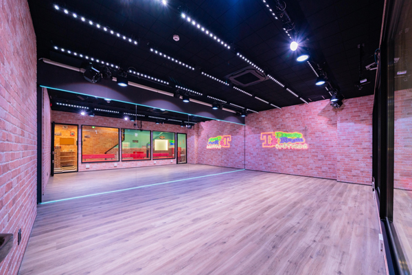 川崎市鹿島田商店街「ティーズダンスルーム」防音、断熱構造